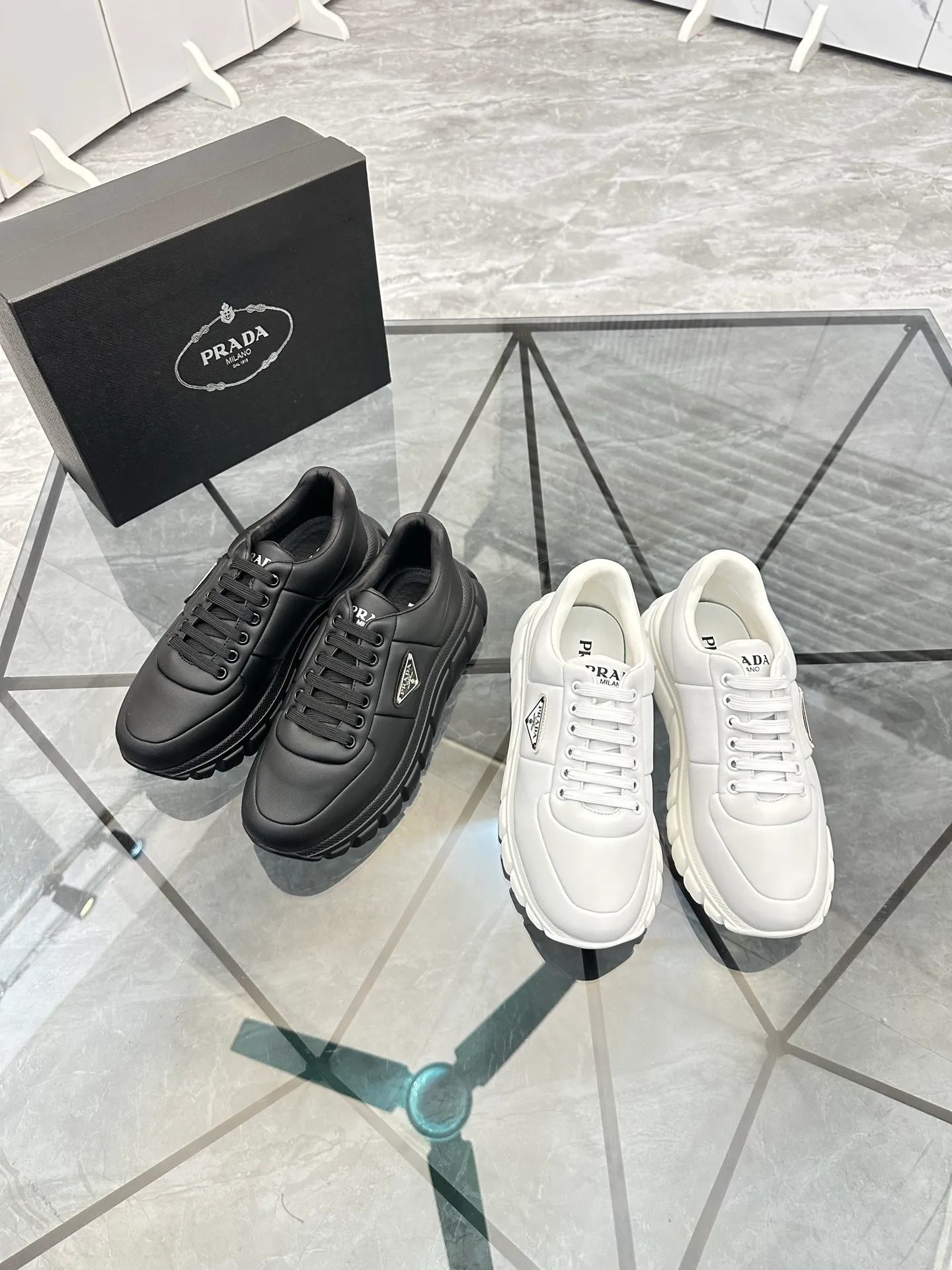 Men's shoes: 💰P460¥ Product trademark: Prada *"Prada*" low-top casual shoes Regular size: 38-44 (can be customized to 45.46) Product materials: imported cowhide upper, sheepskin lining, original outsole. Number: 835